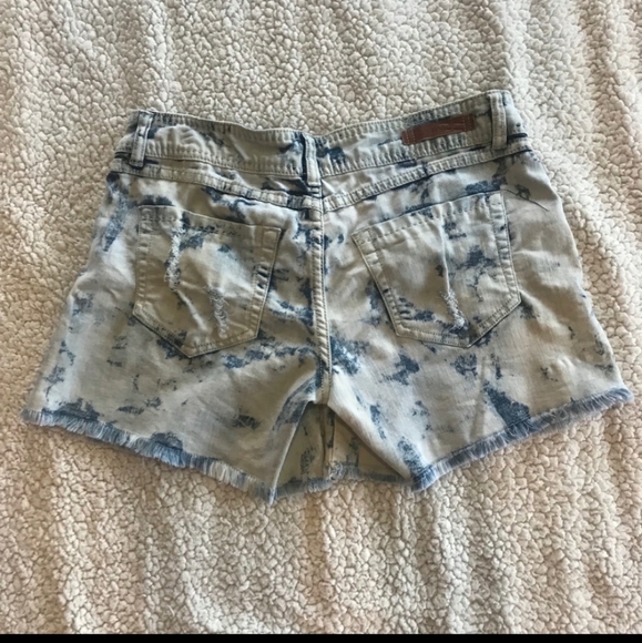 ❤️Its Me Short Jeans - Picture 2 of 3